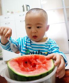 两岁宝宝吃西瓜拉小瓜,揭秘两岁宝宝消化趣事