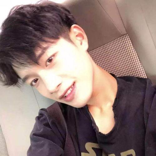 自拍吃瓜头像男生真人,揭秘自拍吃瓜男生的真实生活