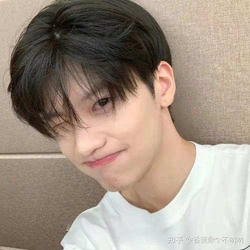 自拍吃瓜头像男生真人,揭秘自拍吃瓜男生的真实生活