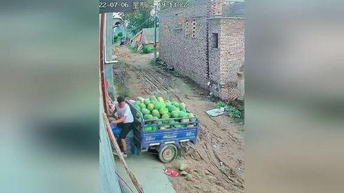 男子卖瓜吃串,男子卖瓜吃串的市井生活画卷