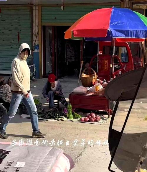 男子卖瓜吃串,男子卖瓜吃串的市井生活画卷