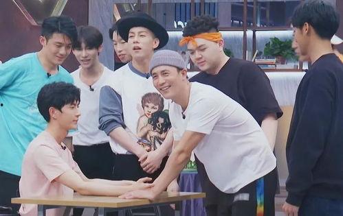 兄弟吃瓜看戏,吃瓜看戏，共度欢乐时光