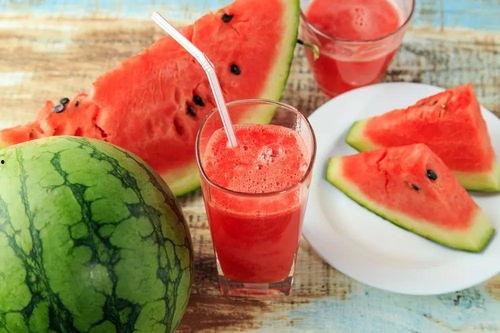 朋友相聚吃瓜,好友欢聚时光