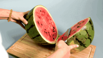 朋友相聚吃瓜,好友欢聚时光