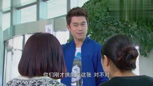 美女在电梯边吃瓜,引发网友热议