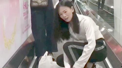 美女在电梯边吃瓜,引发网友热议