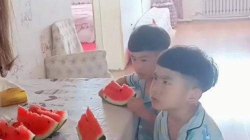 小孩吃瓜叫奶奶,小孩吃瓜叫奶奶的温馨瞬间