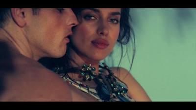 半裸抱着瓜吃,夏日里的悠闲时光