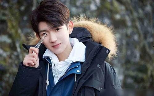 王源吃酉瓜,解锁夏日清新美味新体验