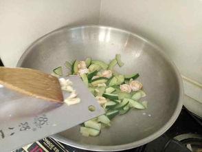 小吊瓜怎么炒着吃,家常美味轻松学