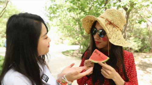 变装吃瓜,揭秘变装吃瓜背后的文化现象