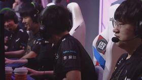 doinb吃瓜左手,左手视角下的电竞圈风云