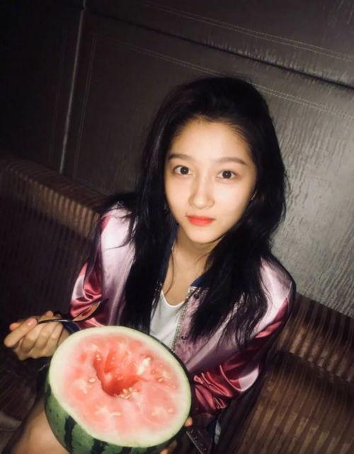 吃瓜拍照夜间,捕捉生活瞬间