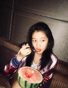 吃瓜拍照夜间,捕捉生活瞬间