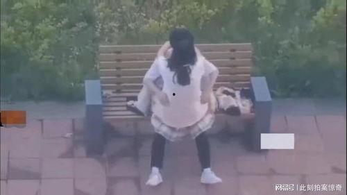 情侣吃瓜并排坐,并排坐享悠闲时光