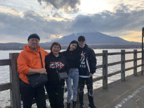 潘潘全家吃瓜,共享夏日清凉时光