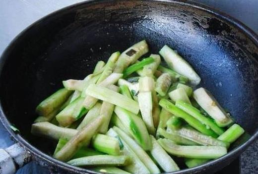 蛇瓜怎么炒吃,家常美味新尝试